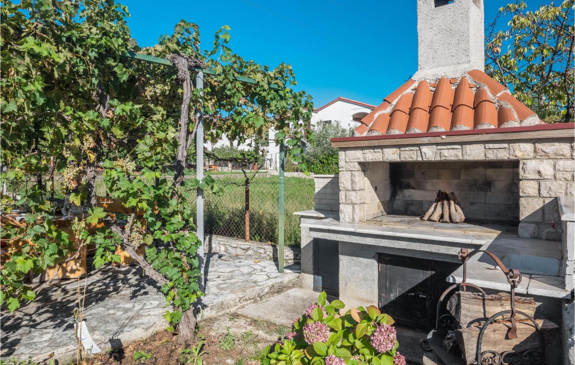 Gorgeous Apartment In Musalez With Kitchen Exteriör bild